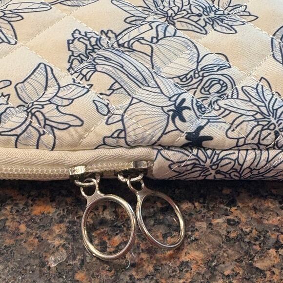 NWOT 13" Laptop Sleeve Quilted White with Blue Floral Print - Picture 6 of 9